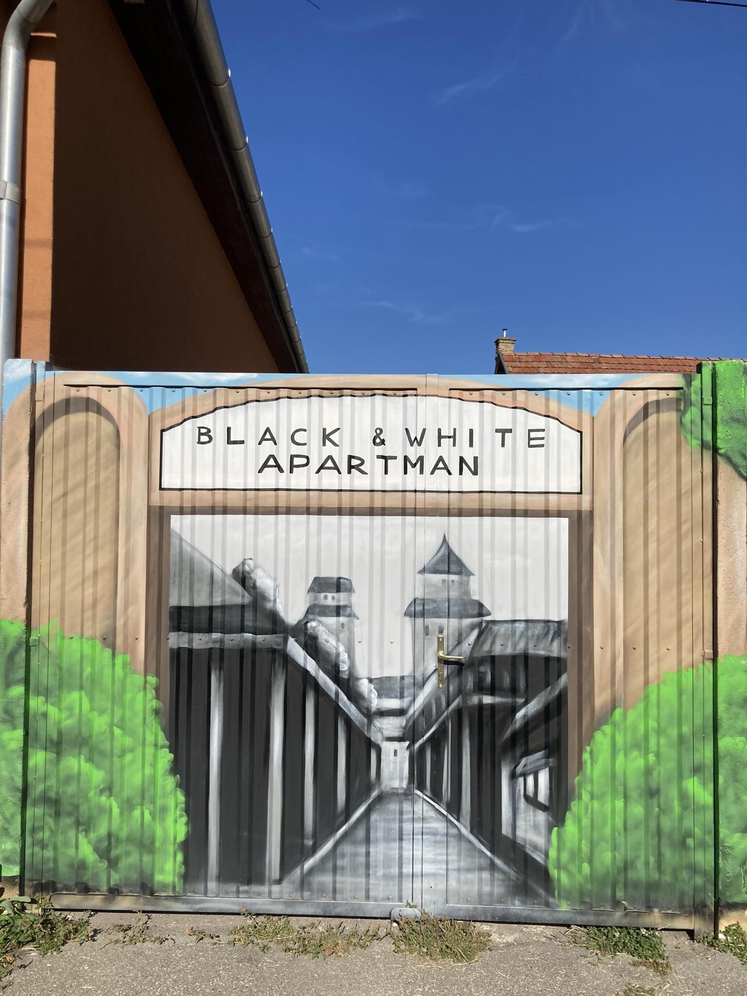 Black And White Apartman Cegled
