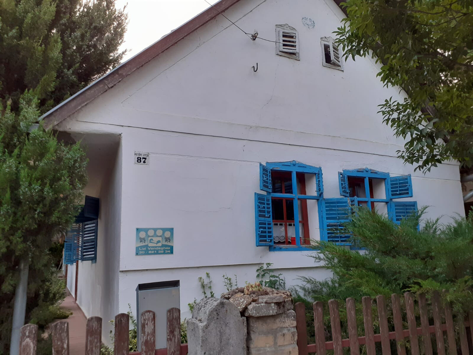 Lizi Vendeghaz Szalka