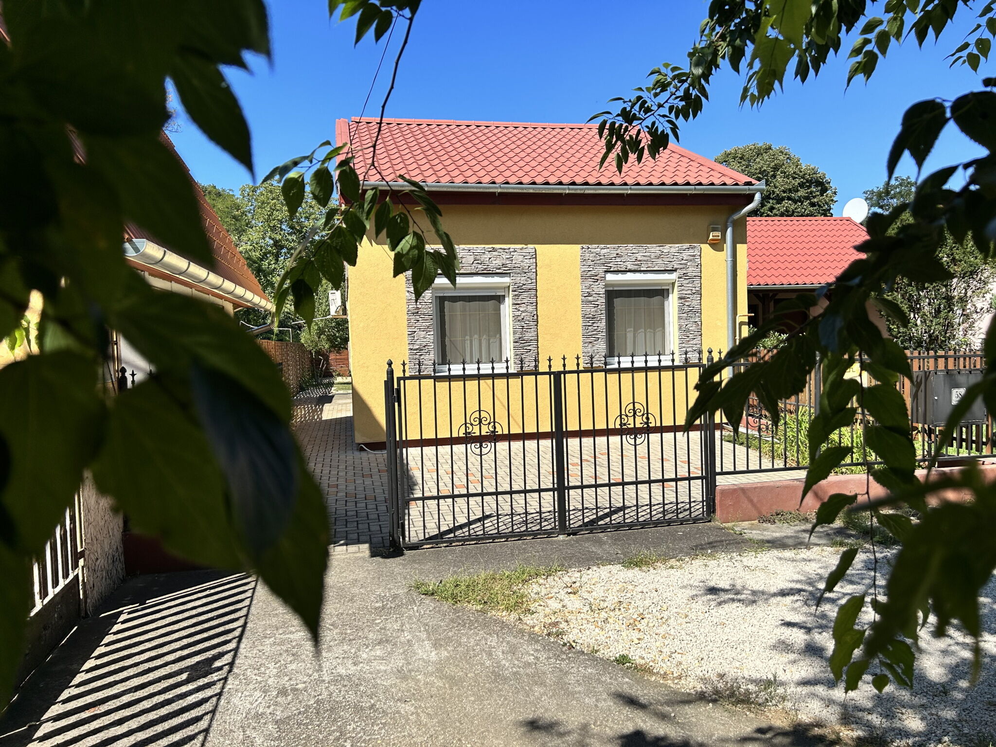 Henrietta Napsugar Udulohazak Oroshaza