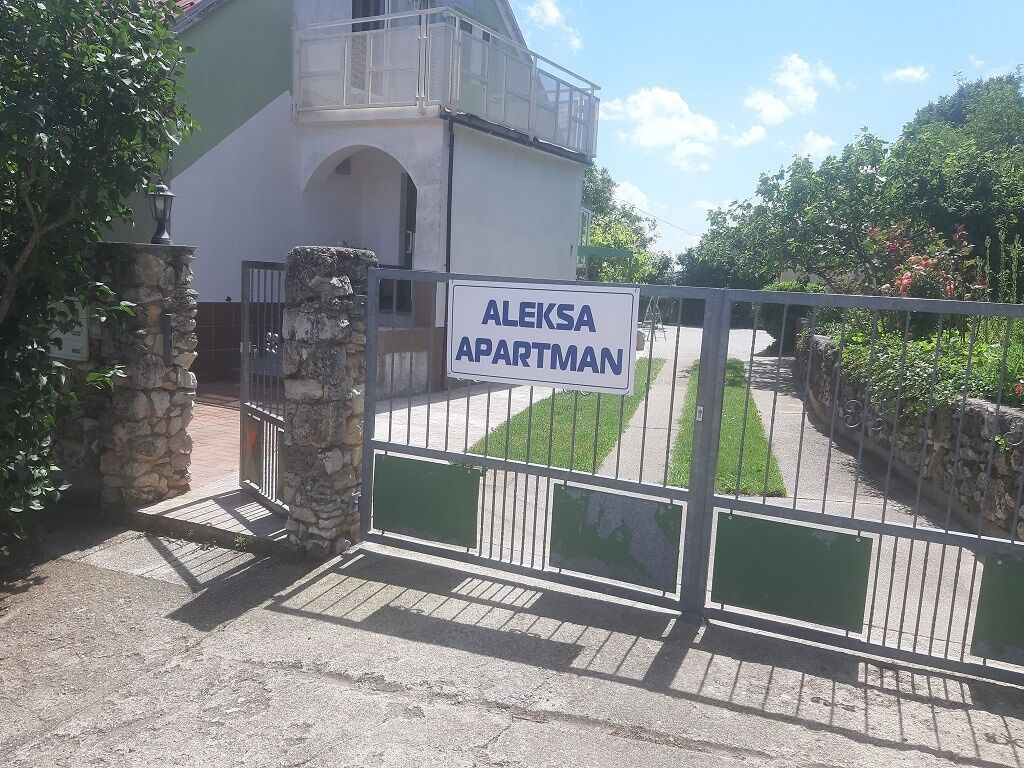 Aleksa Apartman Lesencetomaj