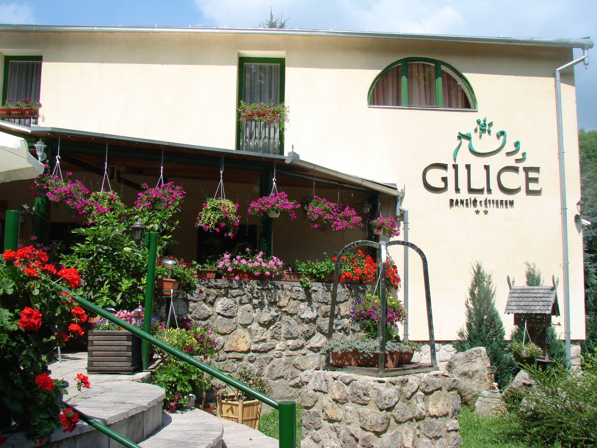 Gilice Panzio Es Etterem Pecs